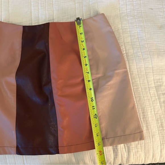 Mi Ami Francesca’s Colorblock Faux Leather Skirt. Size Medium. - Picture 7 of 8